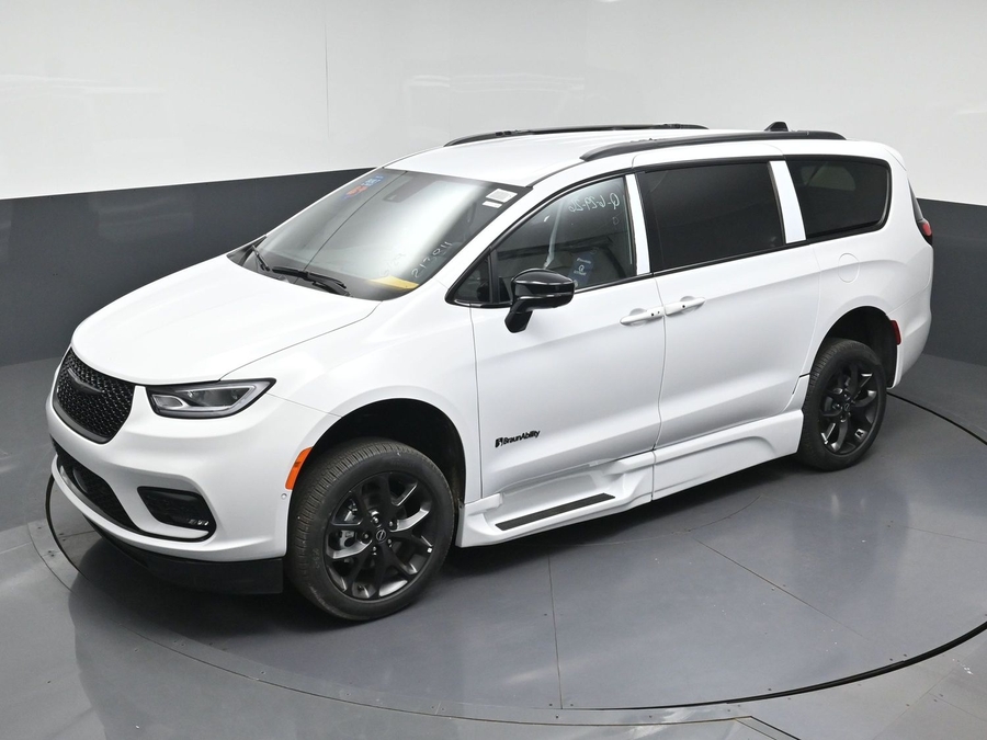 White Chrysler Pacifica image number 15