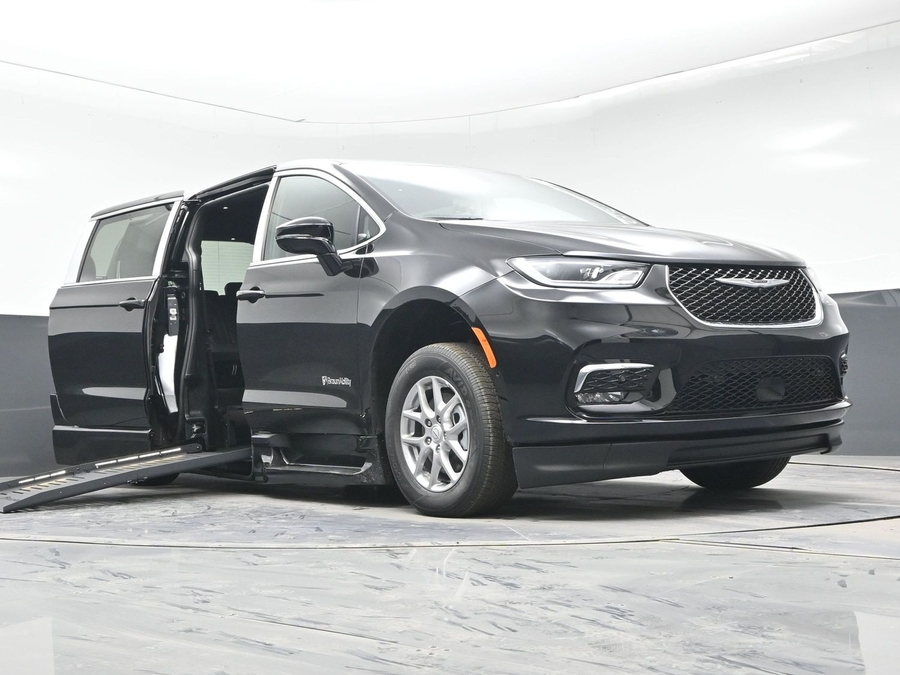 Black Chrysler Pacifica image number 18