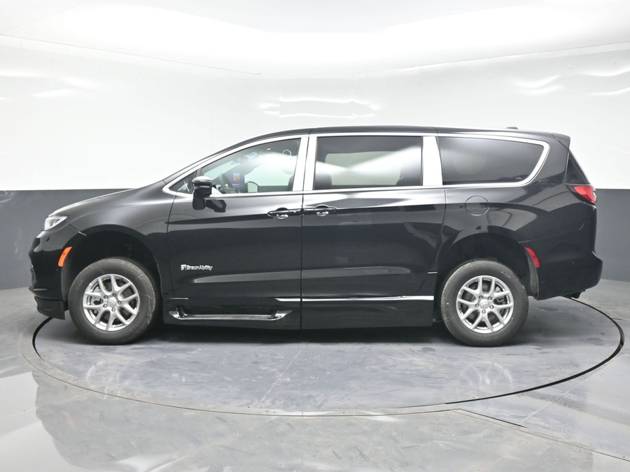 New 2025 Chrysler Pacifica Select Safety - BraunAbility Side Entry Entry Fold Out Automatic Ramp