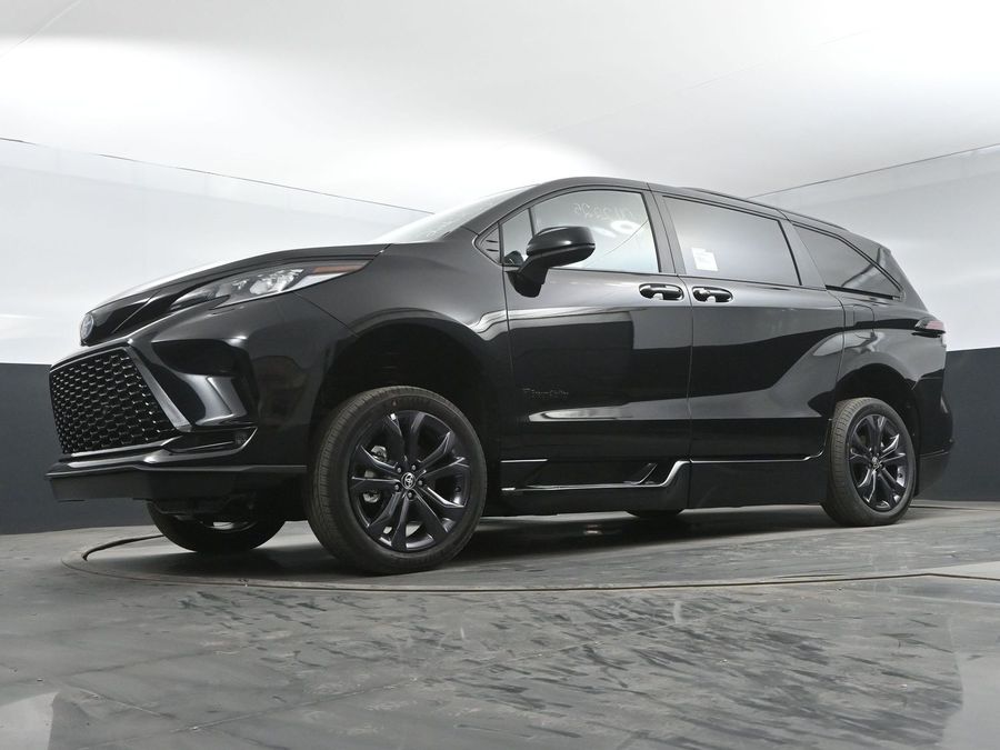 New 2025 Toyota Sienna Hybrid XSE Sport - BraunAbility Side Entry Entry Fold Out Automatic Ramp