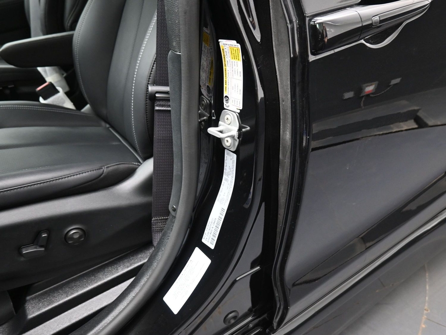 Black Chrysler Pacifica image number 10