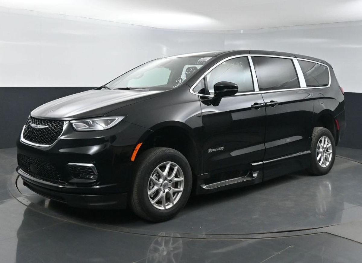 2025 Chrysler Pacifica photo 4