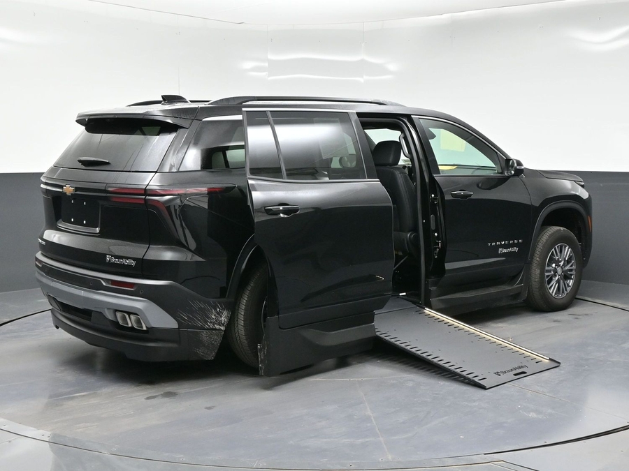 Black Chevrolet Traverse image number 6