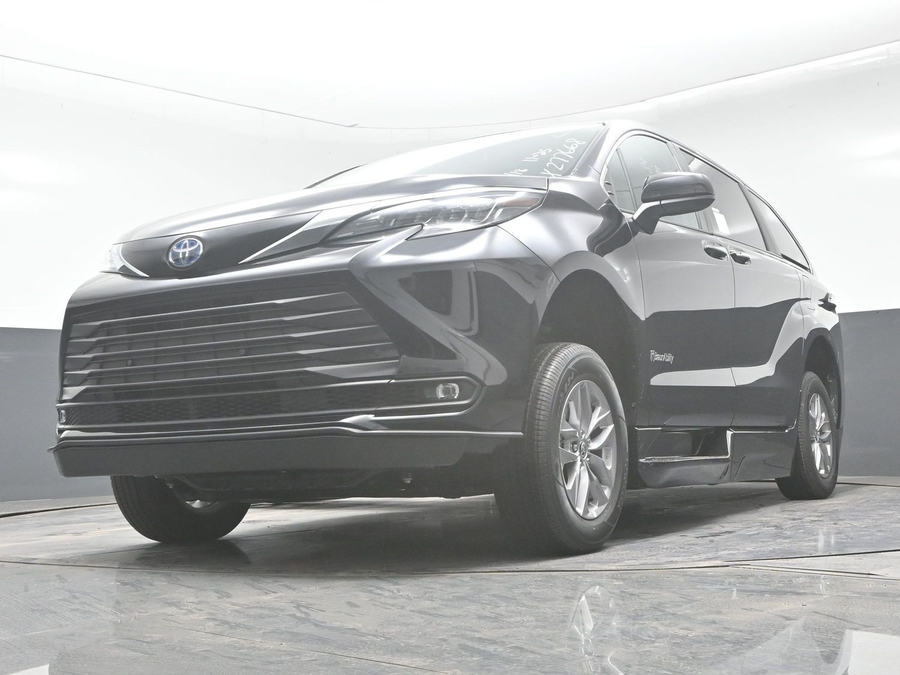 New 2025 Toyota Sienna Hybrid XLE Base - BraunAbility Side Entry Entry Fold Out Automatic Ramp
