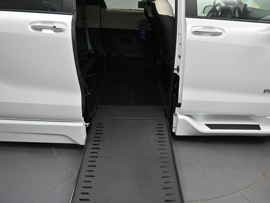 New 2026 Toyota Sienna Hybrid Limited - BraunAbility Side Entry In Floor Automatic Ramp