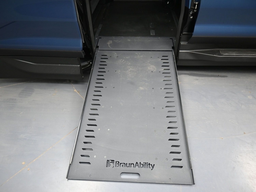 New 2026 Chevrolet Traverse 1LT Midnight - BraunAbility Side Entry Entry In Floor Automatic Ramp