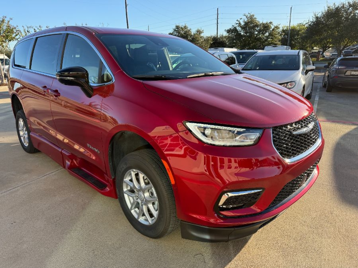 2025 Chrysler Pacifica Select's photo