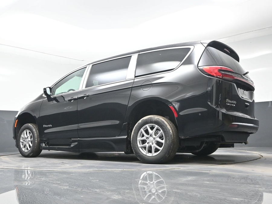 Black Chrysler Pacifica image number 20