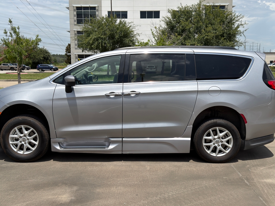 Used 2021 Chrysler Voyager LXi - BraunAbility Side Entry Fold Out Automatic Ramp