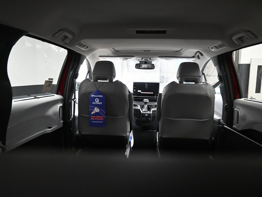 New 2025 Toyota Sienna Hybrid XLE Base - BraunAbility Side Entry Entry Fold Out Automatic Ramp