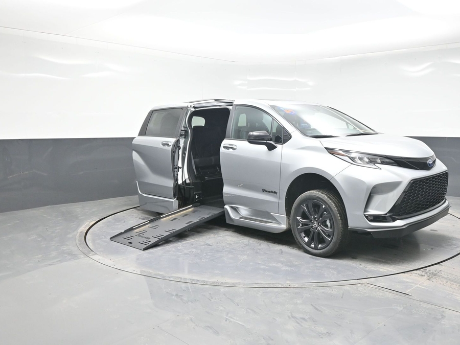 2025 Toyota Sienna XSE's photo