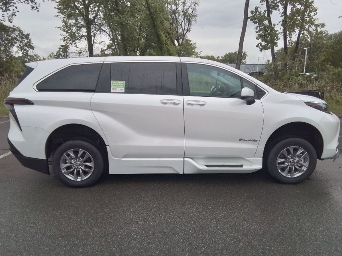 2024 TOYOTA SIENNA - Image 8