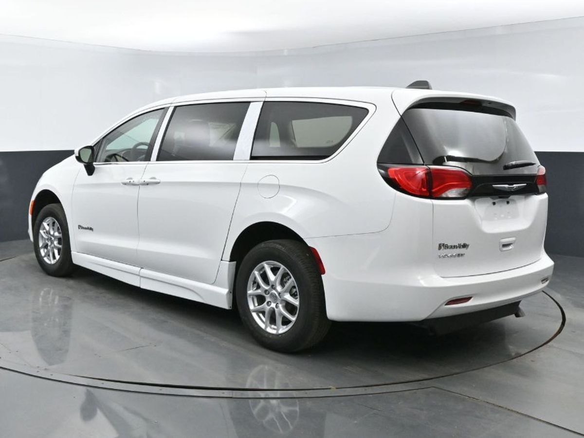 White Chrysler Voyager image number 21