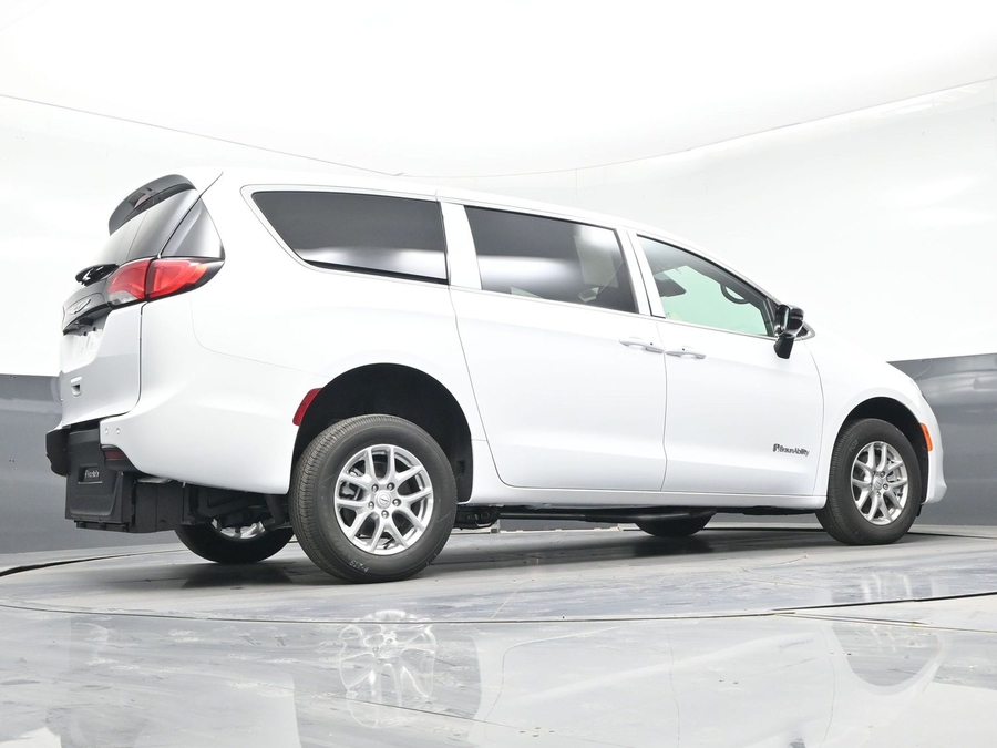 White Chrysler Voyager image number 20