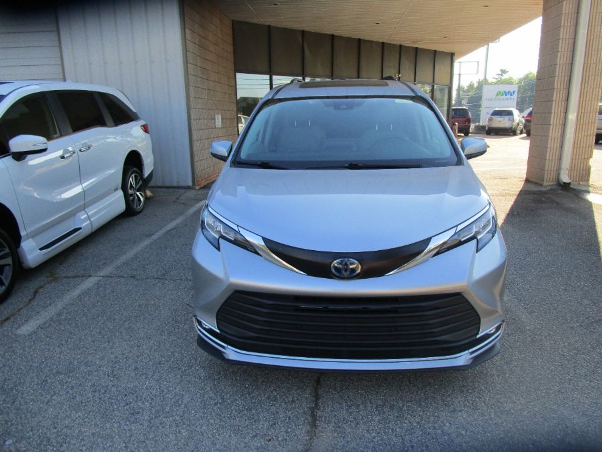 2023 TOYOTA SIENNA - Image 3