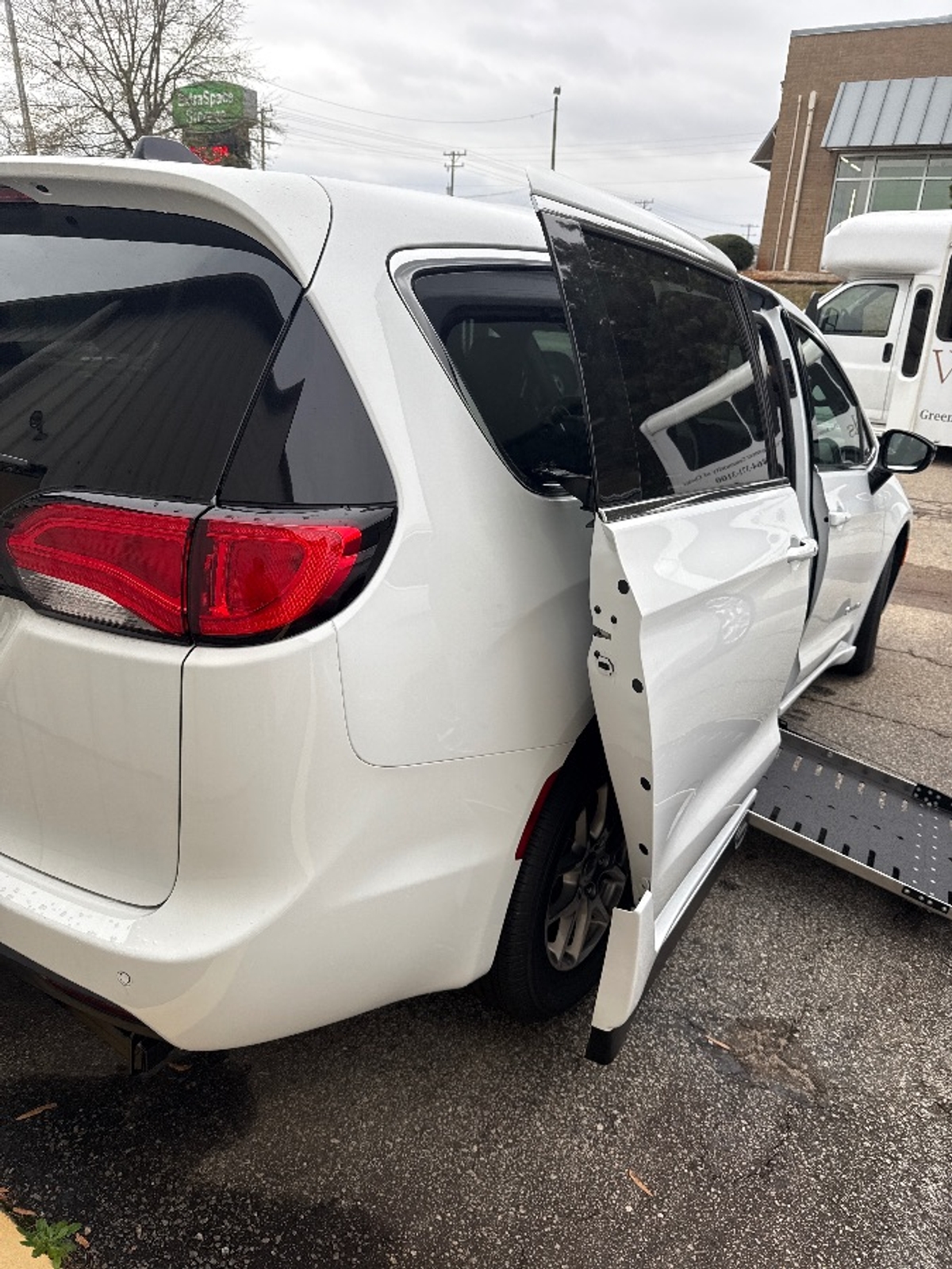 White Chrysler Voyager image number 8