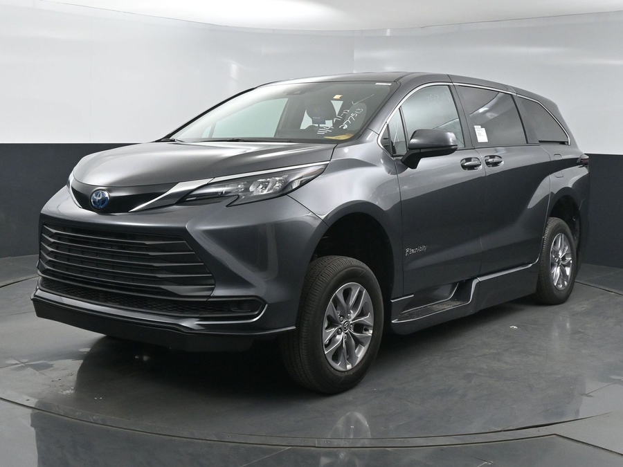 New 2025 Toyota Sienna Hybrid LE - BraunAbility Side Entry Entry Fold Out Automatic Ramp
