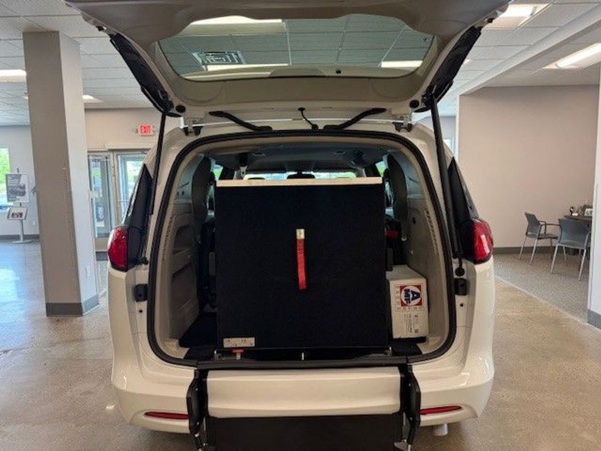 White Chrysler Voyager image number 9