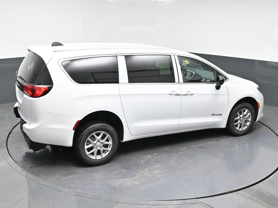 White Chrysler Voyager image number 24