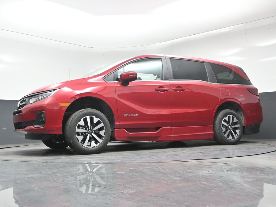 Red Honda Odyssey image number 17