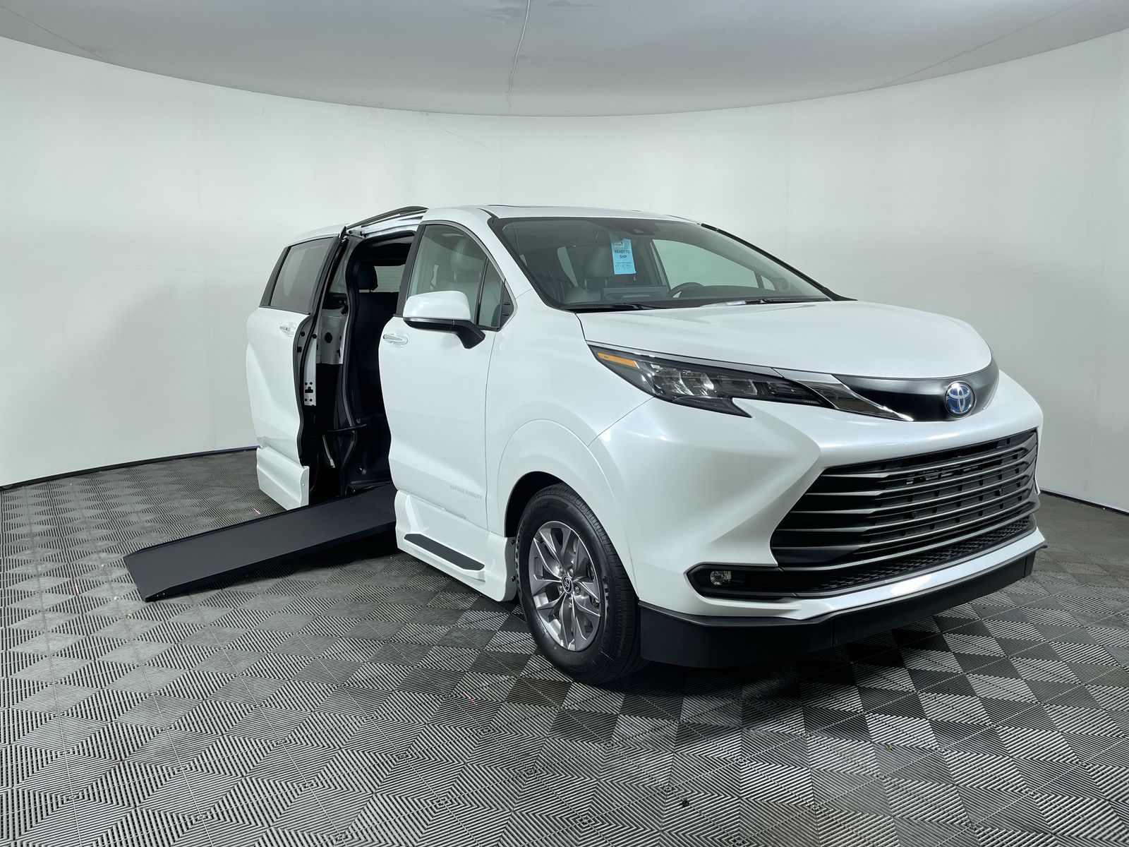 2025 Toyota Sienna AWD XLE Plus
