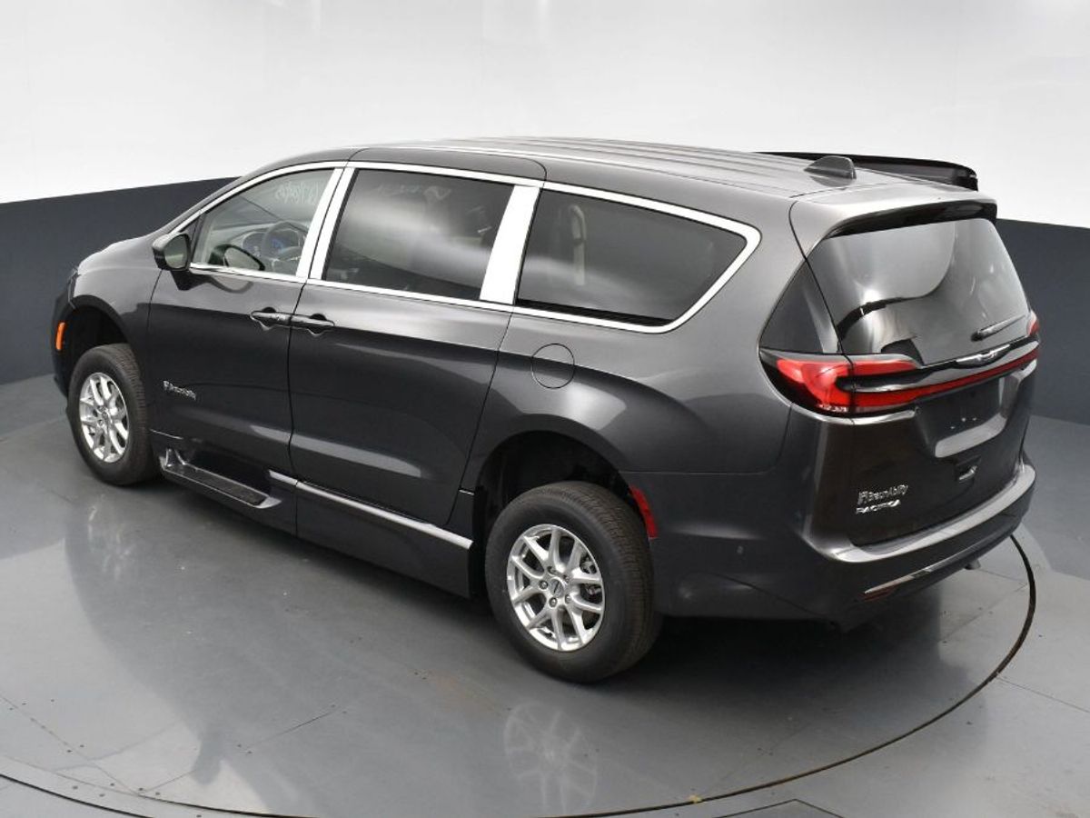 Grey Chrysler Pacifica image number 4