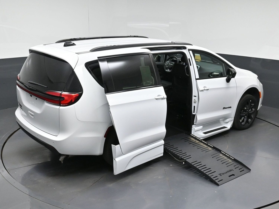 New 2026 Chrysler Pacifica Select Sport - BraunAbility Side Entry Fold Out Automatic Ramp