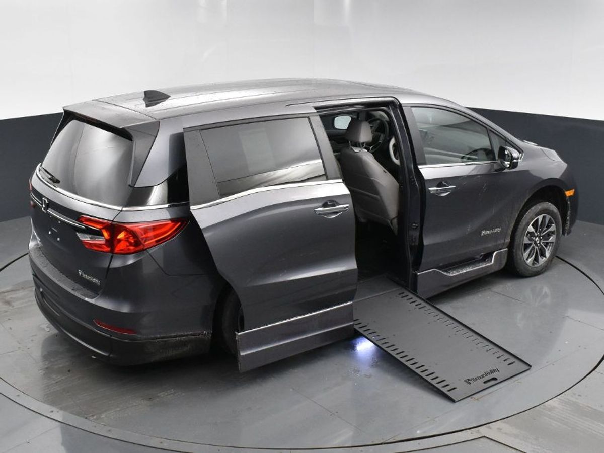 Grey Honda Odyssey image number 16