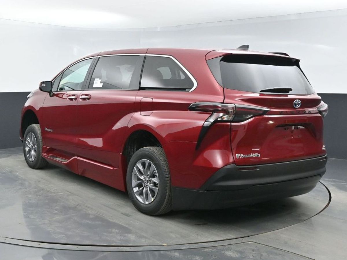 Red Toyota Sienna image number 24