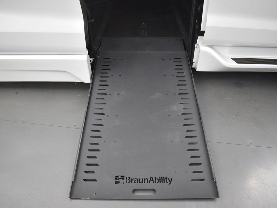 New 2025 Toyota Sienna Hybrid XLE Plus - BraunAbility Side Entry Entry In Floor Automatic Ramp
