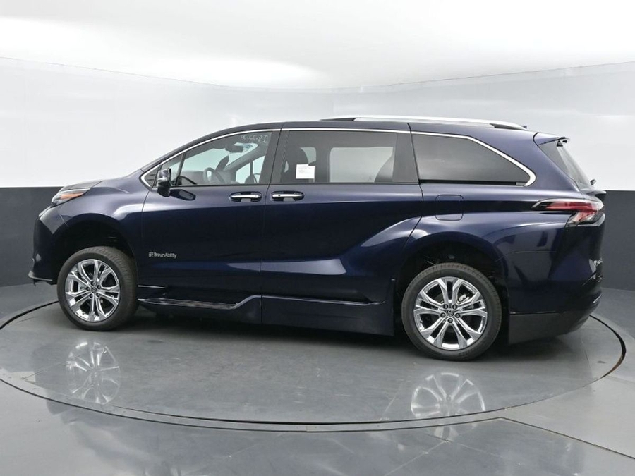 Blue Toyota Sienna image number 3