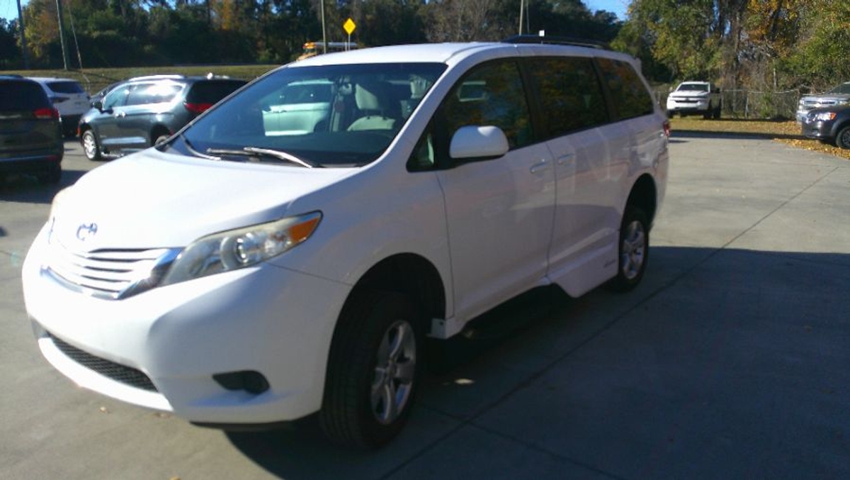 2017 TOYOTA SIENNA - Image 2