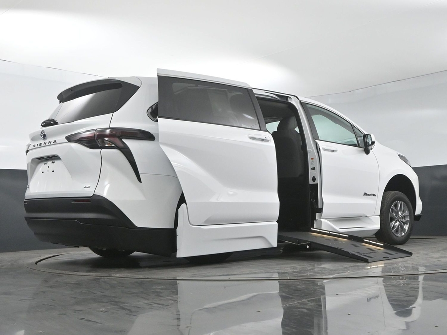 New 2025 Toyota Sienna Hybrid LE - BraunAbility Side Entry Entry Fold Out Automatic Ramp