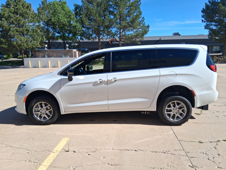 White Chrysler Voyager image number 17