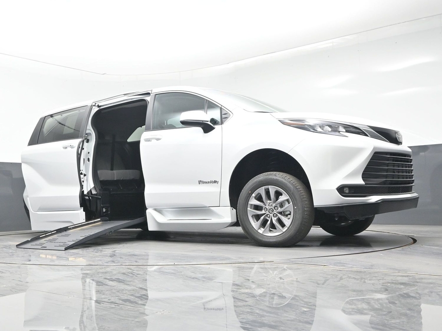 New 2026 Toyota Sienna Hybrid XLE Add - BraunAbility Side Entry Entry Fold Out Automatic Ramp