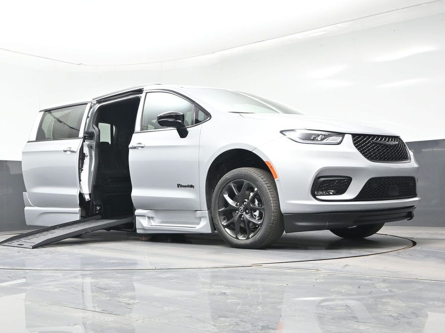 New 2026 Chrysler Pacifica Select Sport - BraunAbility Side Entry Entry Fold Out Automatic Ramp