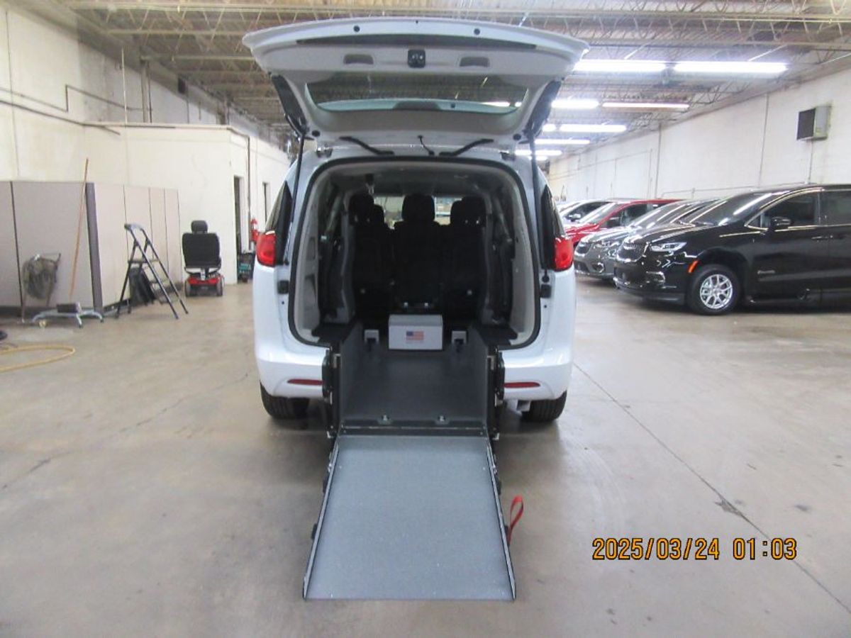 White Chrysler Voyager image number 1