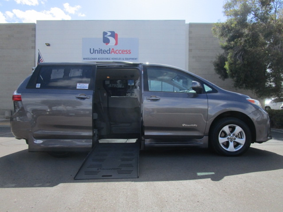 Used 2020 Toyota Sienna LE - BraunAbility Side Entry Entry Fold Out Automatic Ramp