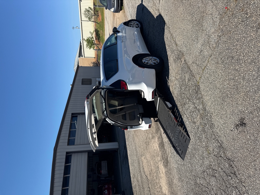 White Chrysler Pacifica image number 12