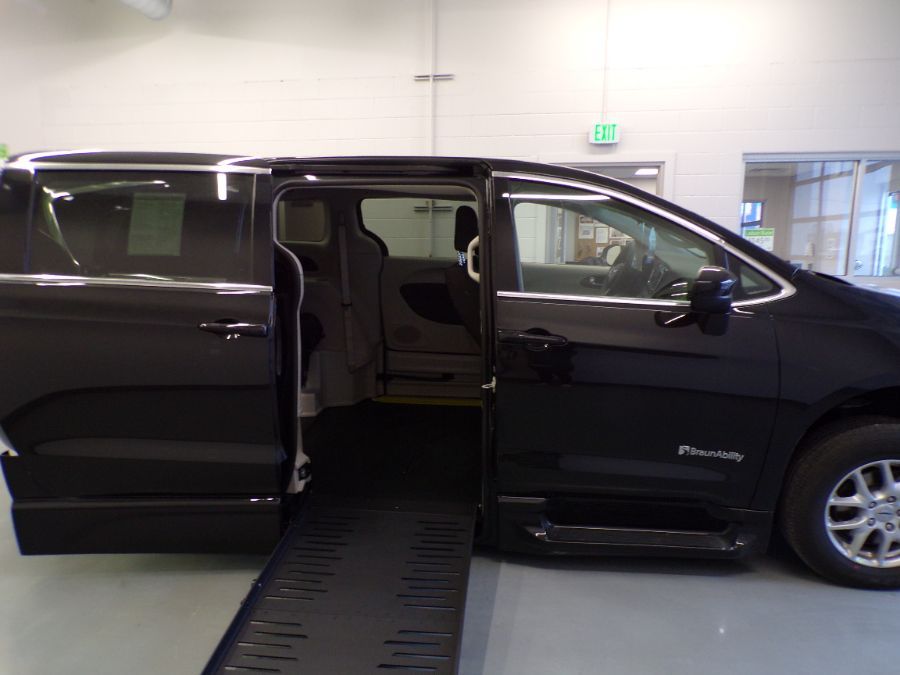 Black Chrysler Voyager image number 9