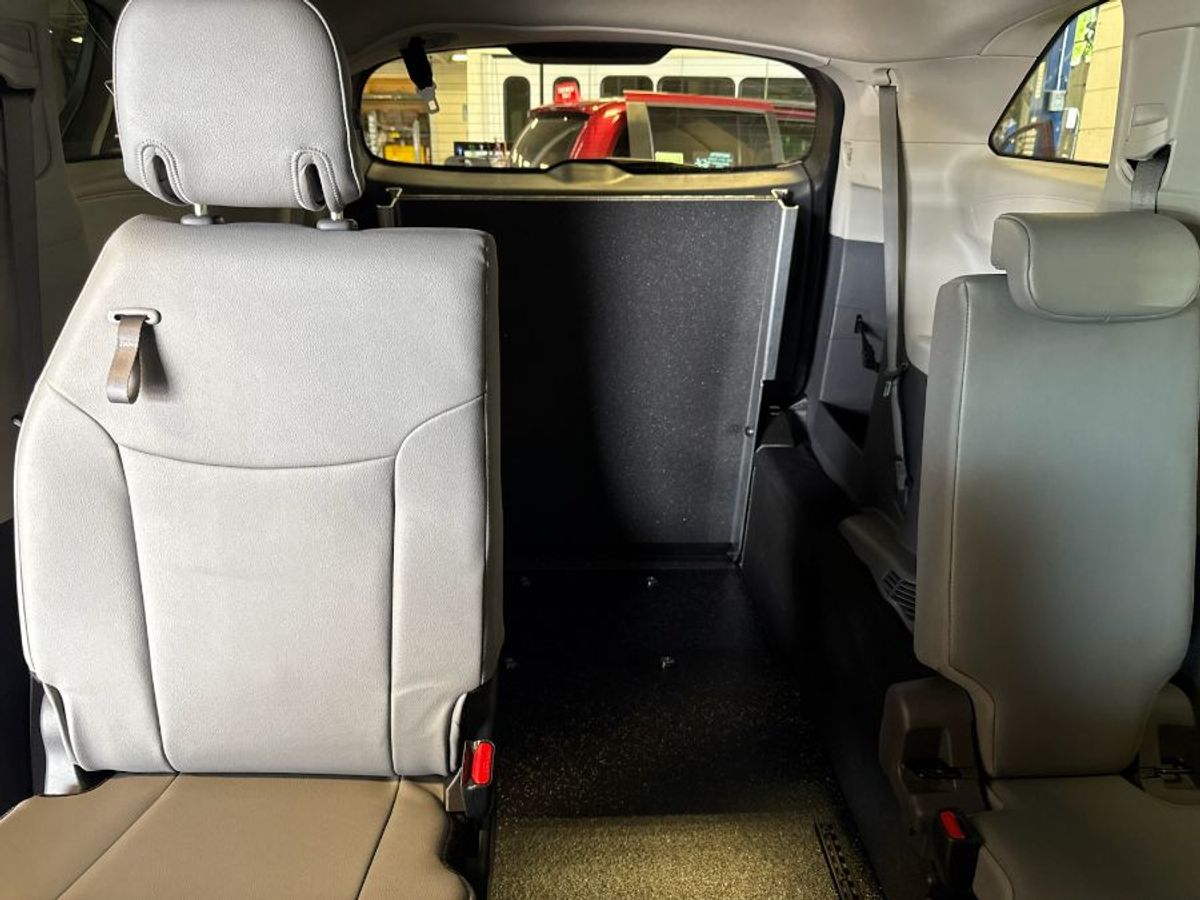 Silver Toyota Sienna image number 17