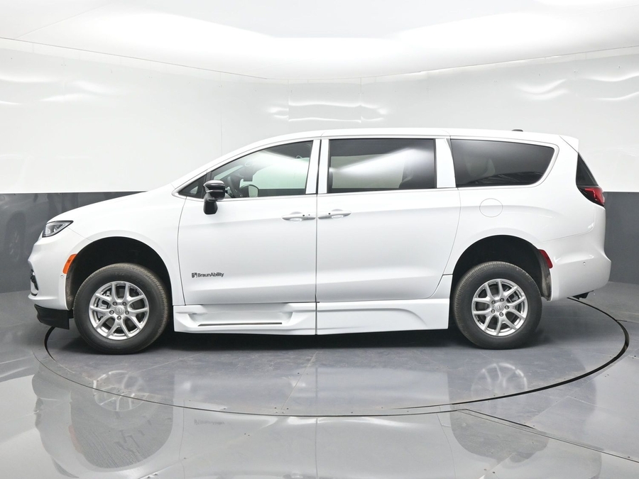 New 2025 Chrysler Pacifica Select Safety - BraunAbility Side Entry Entry In Floor Automatic Ramp