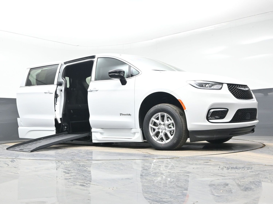 New 2026 Chrysler Pacifica Select Safety - BraunAbility Side Entry Entry Fold Out Automatic Ramp