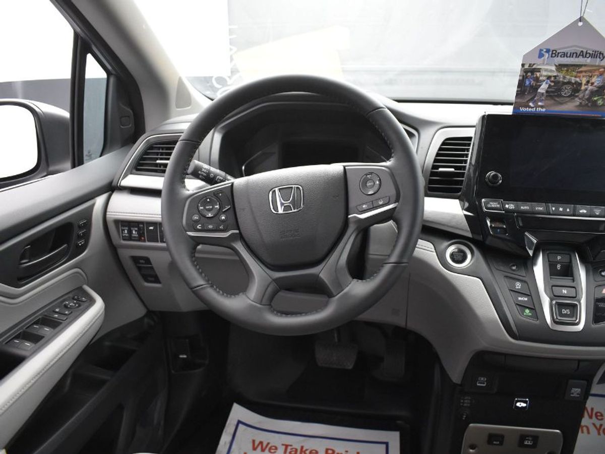 Silver Honda Odyssey image number 5