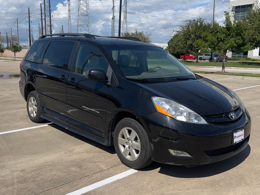 Used 2010 Toyota Sienna LE - BraunAbility Side Entry Entry Fold Out Automatic Ramp