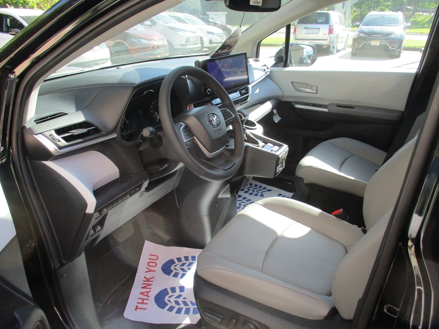 Black Toyota Sienna image number 4