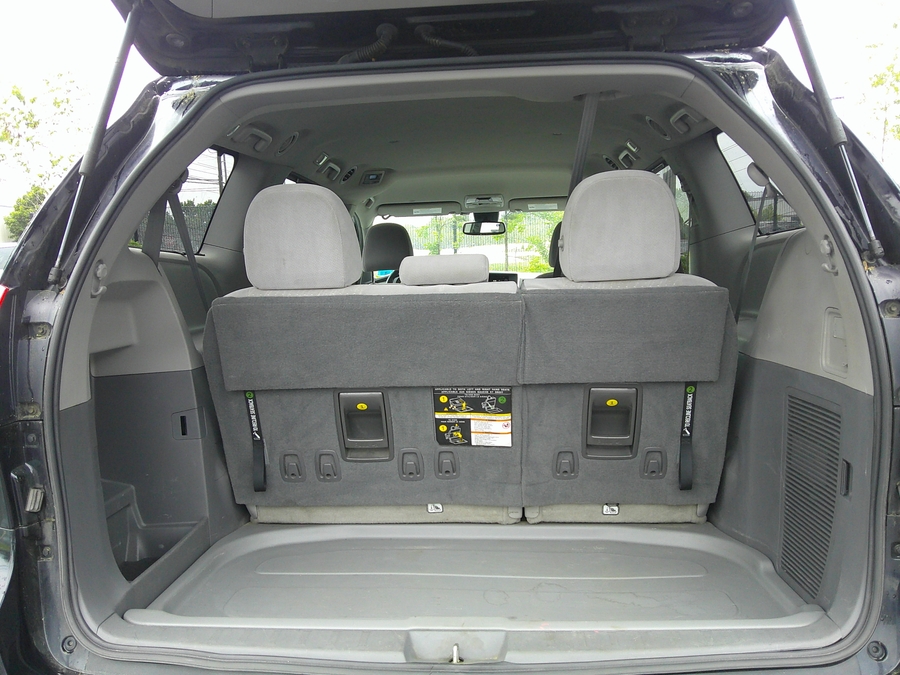 Imagen de la Toyota Sienna negra número 20