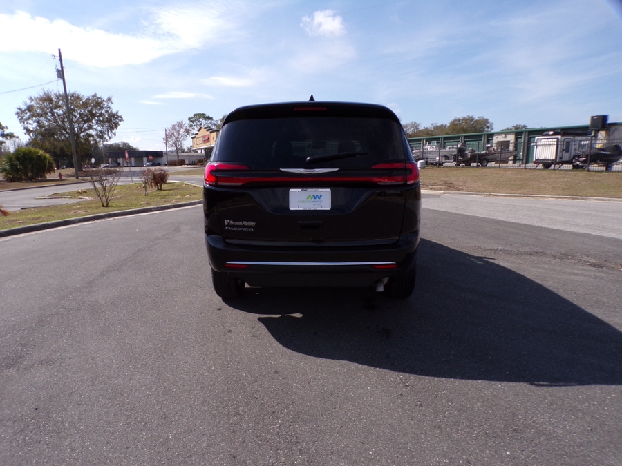 Black Chrysler Pacifica image number 31