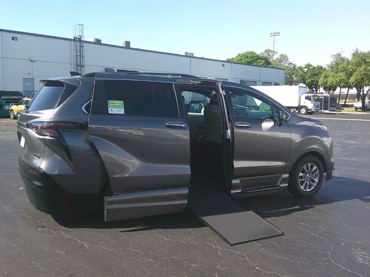 Grey Toyota Sienna image number 7