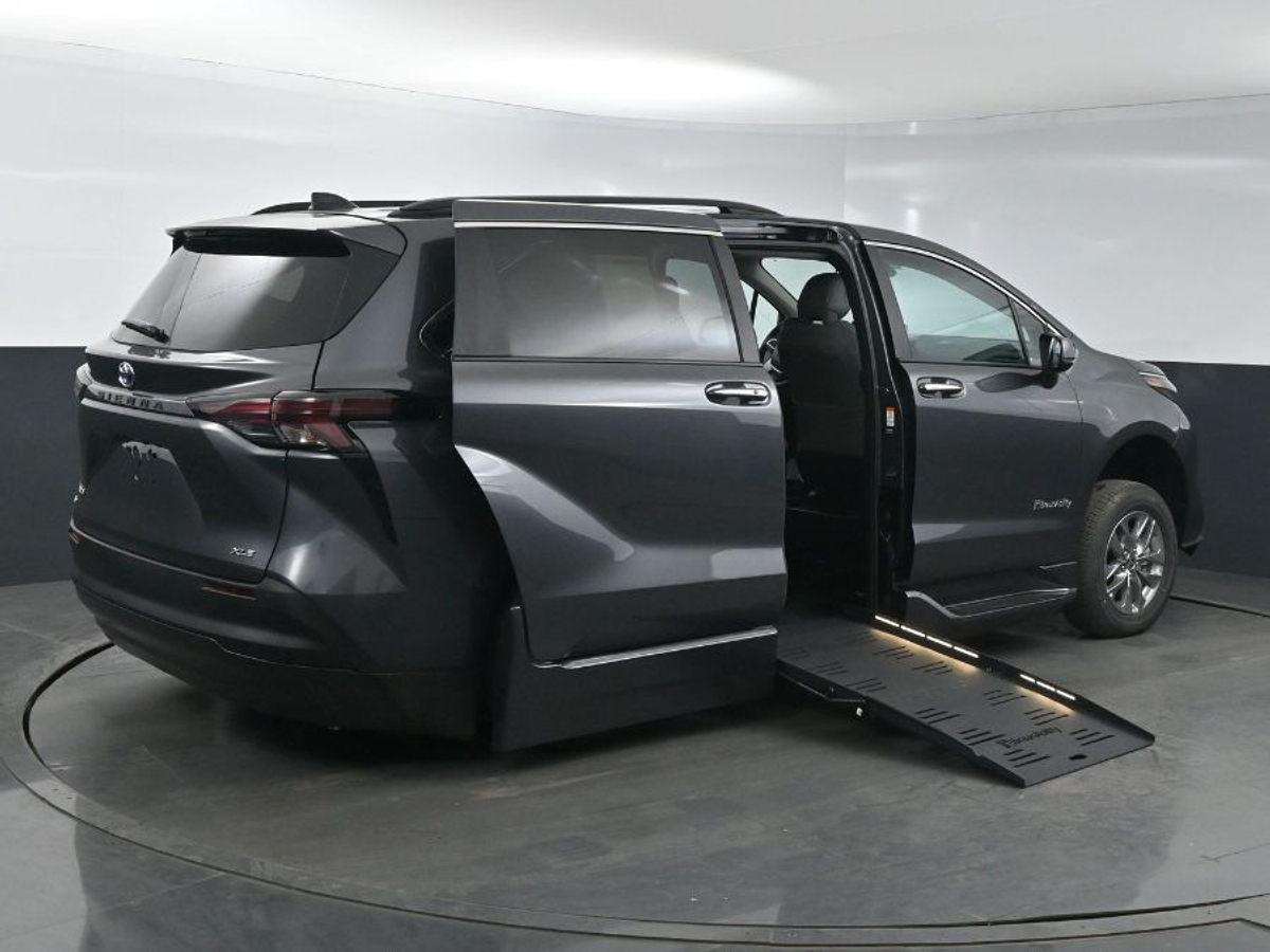 2025 TOYOTA SIENNA - Image 8